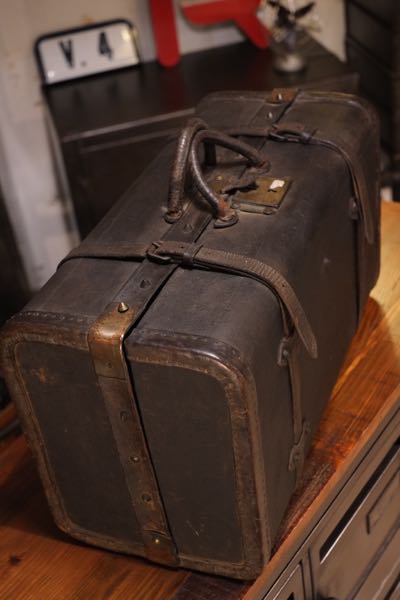 malle de voyage cuir ancienne